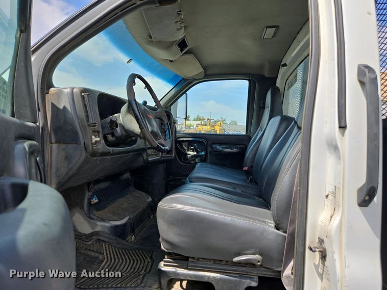 image for item EC0957 2003 GMC 5500 flatbed truck