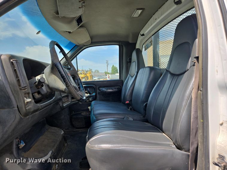 image for item EC0957 2003 GMC 5500 flatbed truck