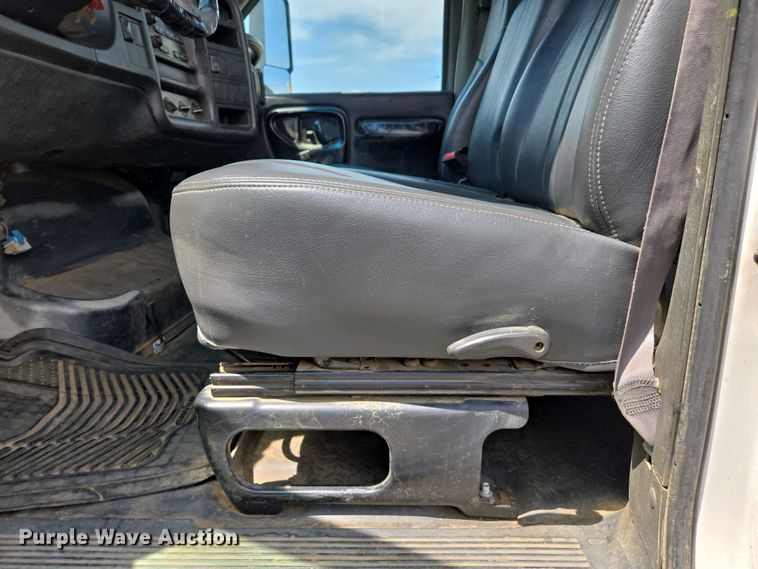 image for item EC0957 2003 GMC 5500 flatbed truck