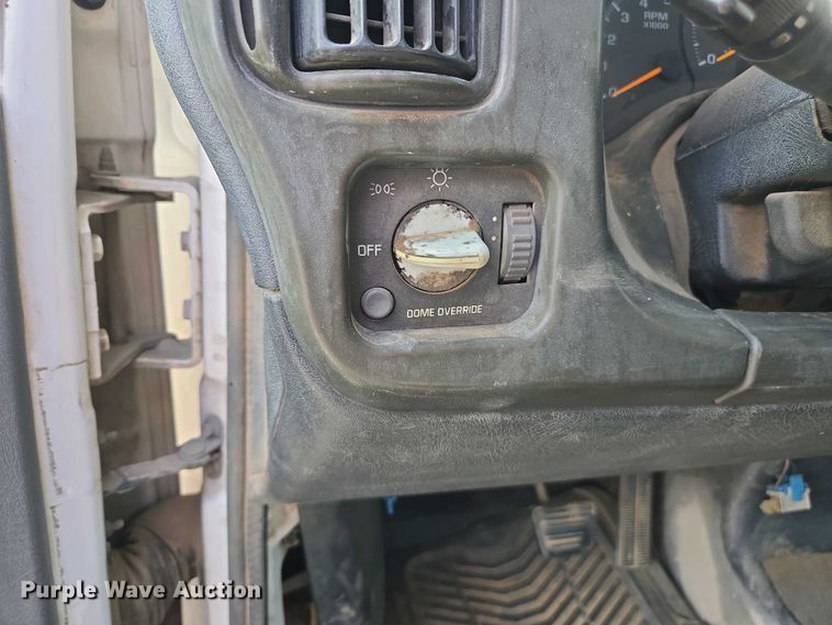 image for item EC0957 2003 GMC 5500 flatbed truck