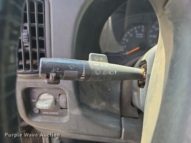 image for item EC0957 2003 GMC 5500 flatbed truck