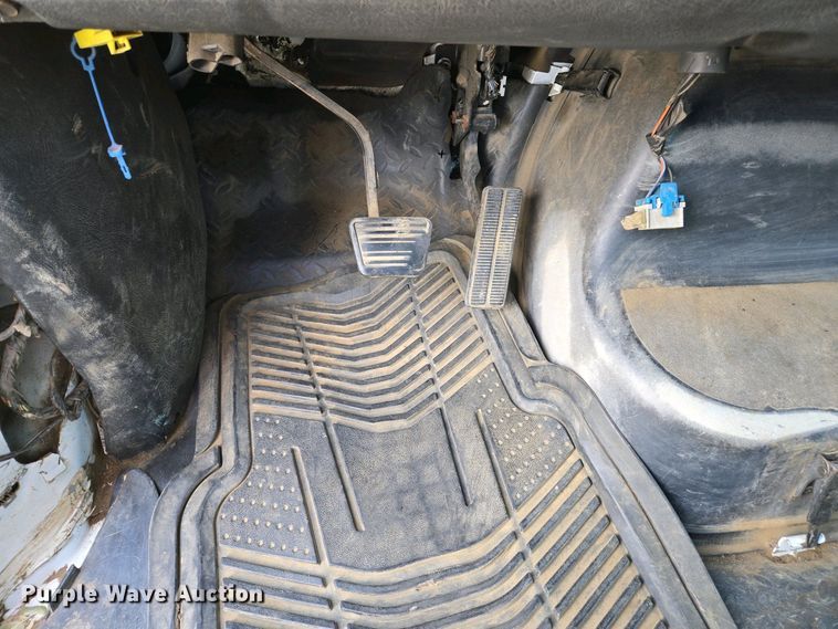 image for item EC0957 2003 GMC 5500 flatbed truck