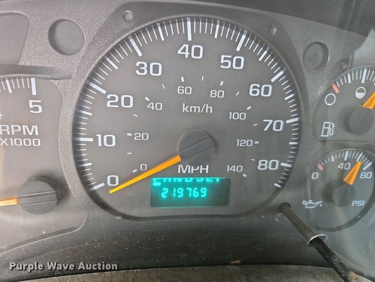 image for item EC0957 2003 GMC 5500 flatbed truck