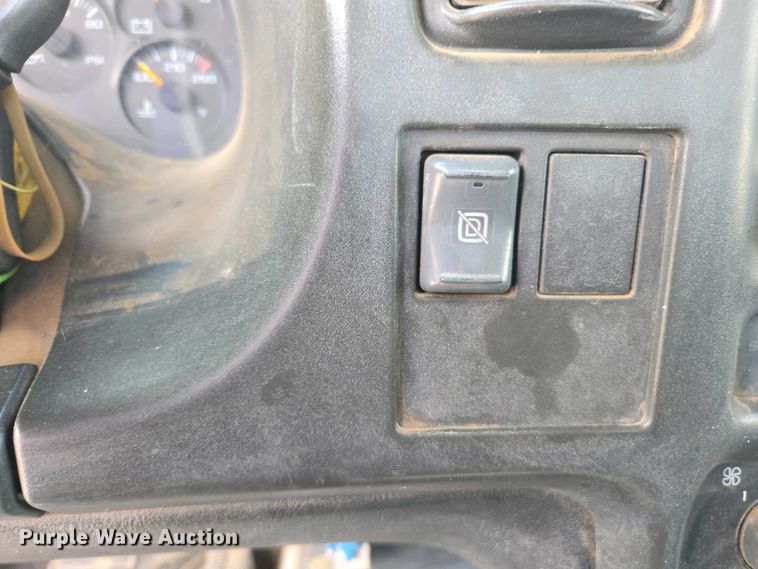 image for item EC0957 2003 GMC 5500 flatbed truck