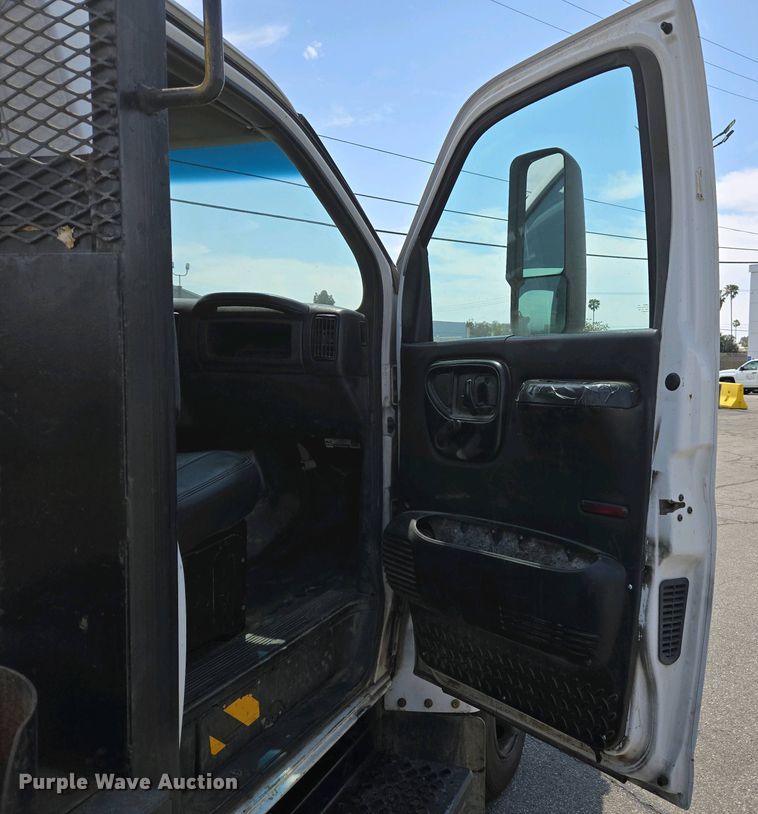 image for item EC0957 2003 GMC 5500 flatbed truck