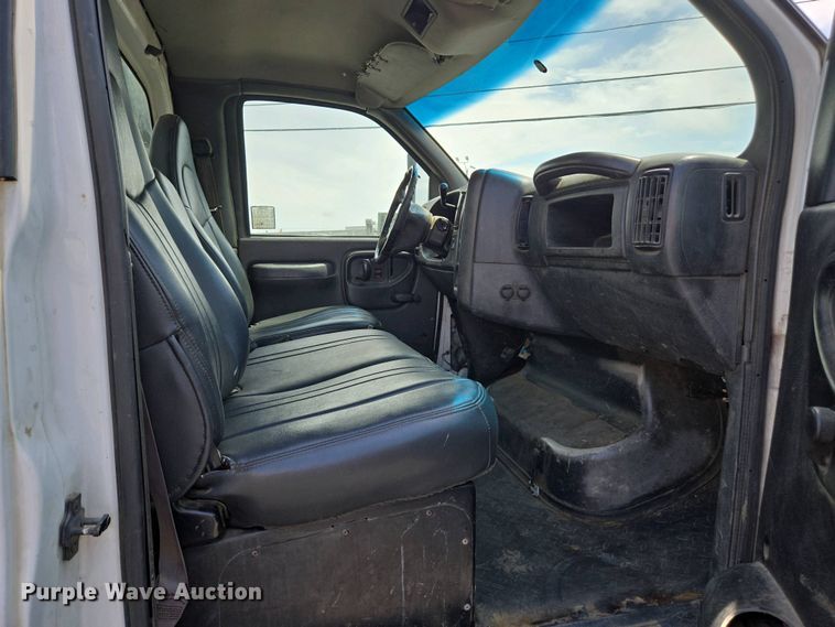 image for item EC0957 2003 GMC 5500 flatbed truck