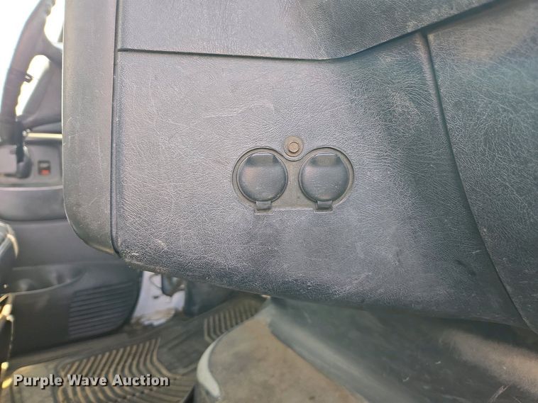 image for item EC0957 2003 GMC 5500 flatbed truck