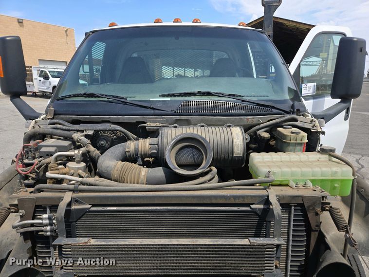 image for item EC0957 2003 GMC 5500 flatbed truck