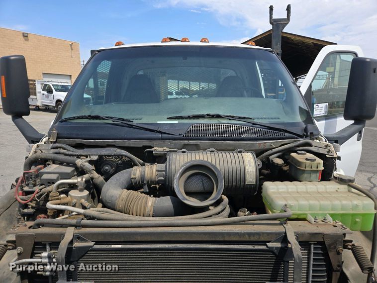 image for item EC0957 2003 GMC 5500 flatbed truck