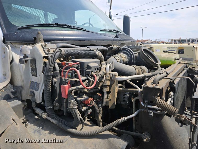 image for item EC0957 2003 GMC 5500 flatbed truck