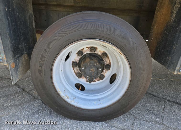 image for item EC0957 2003 GMC 5500 flatbed truck