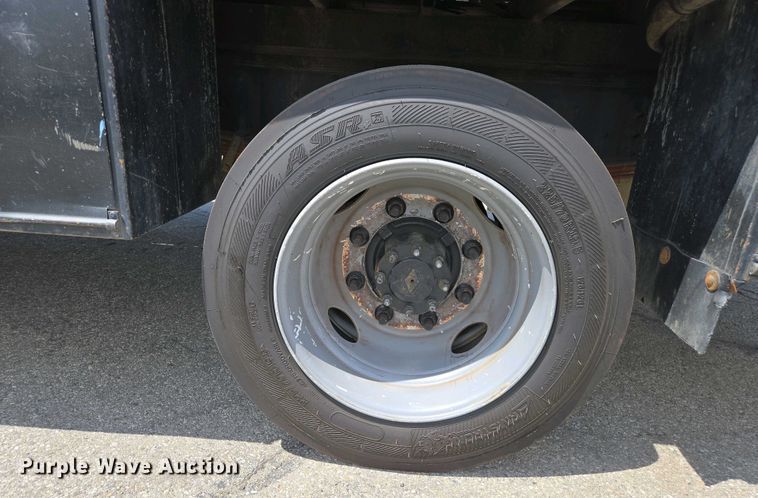 image for item EC0957 2003 GMC 5500 flatbed truck