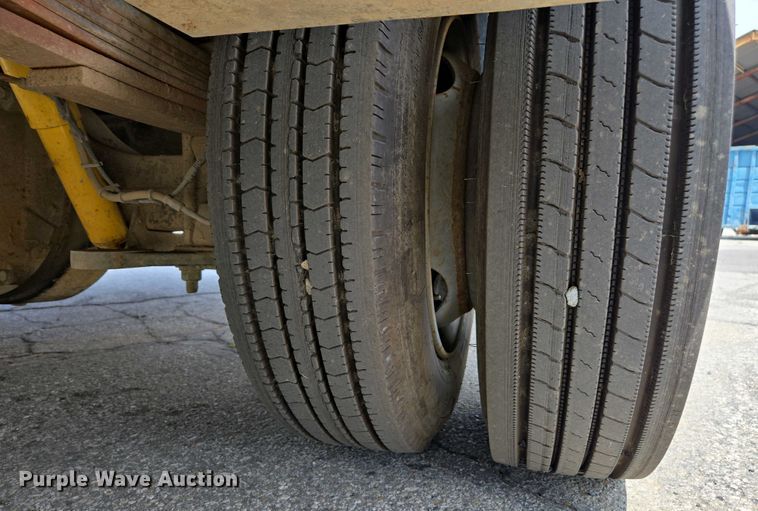 image for item EC0957 2003 GMC 5500 flatbed truck