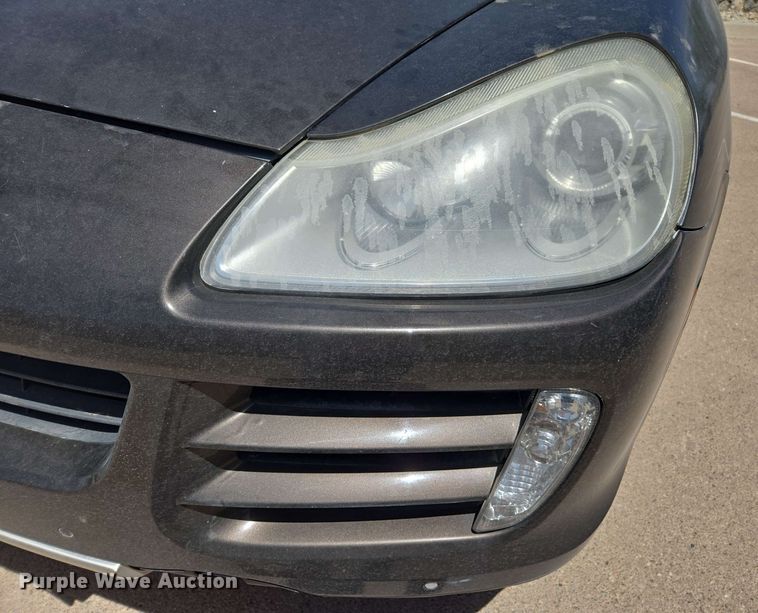 image for item EC1014 2010 Porsche Cayenne SUV