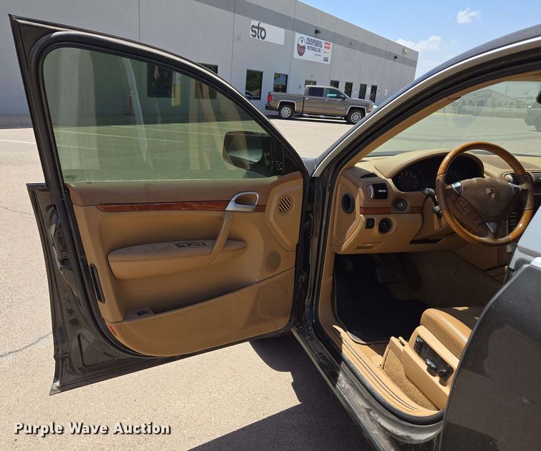 image for item EC1014 2010 Porsche Cayenne SUV