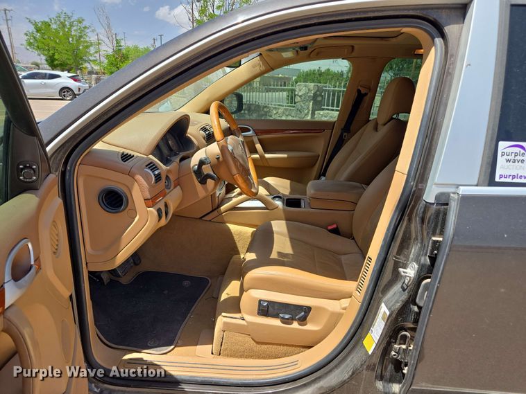 image for item EC1014 2010 Porsche Cayenne SUV