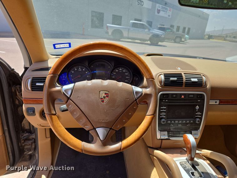 image for item EC1014 2010 Porsche Cayenne SUV