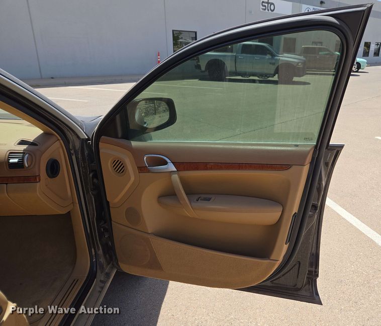 image for item EC1014 2010 Porsche Cayenne SUV