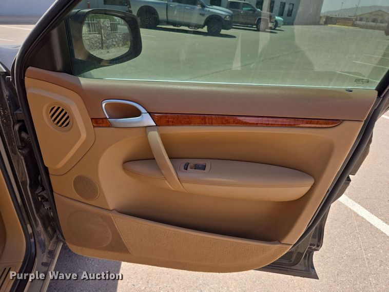 image for item EC1014 2010 Porsche Cayenne SUV