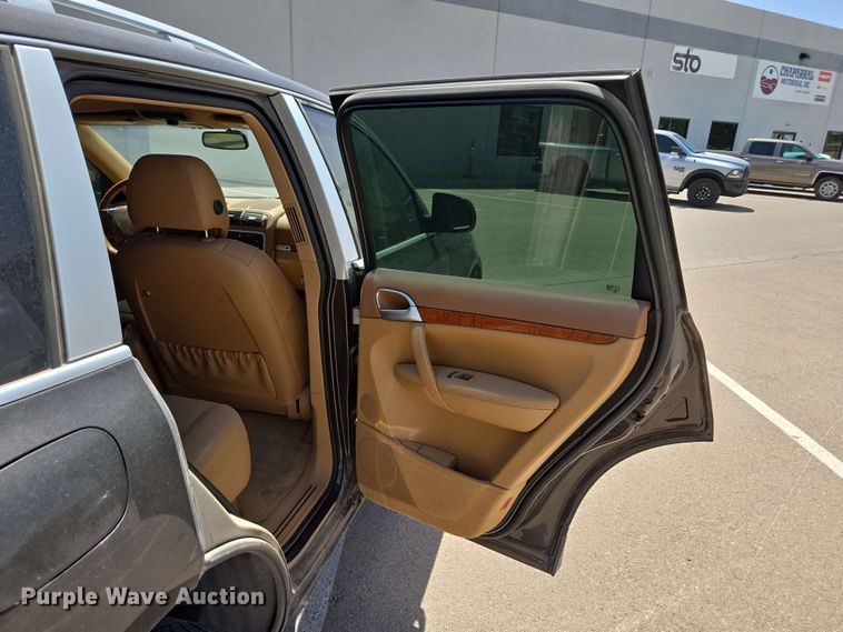 image for item EC1014 2010 Porsche Cayenne SUV