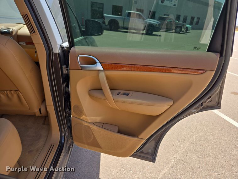 image for item EC1014 2010 Porsche Cayenne SUV