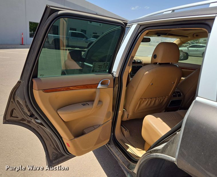 image for item EC1014 2010 Porsche Cayenne SUV