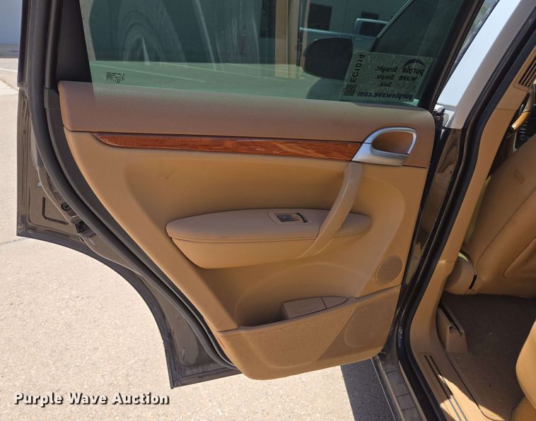 image for item EC1014 2010 Porsche Cayenne SUV