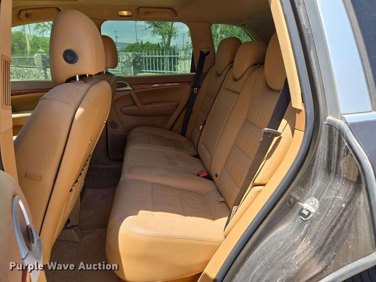 image for item EC1014 2010 Porsche Cayenne SUV