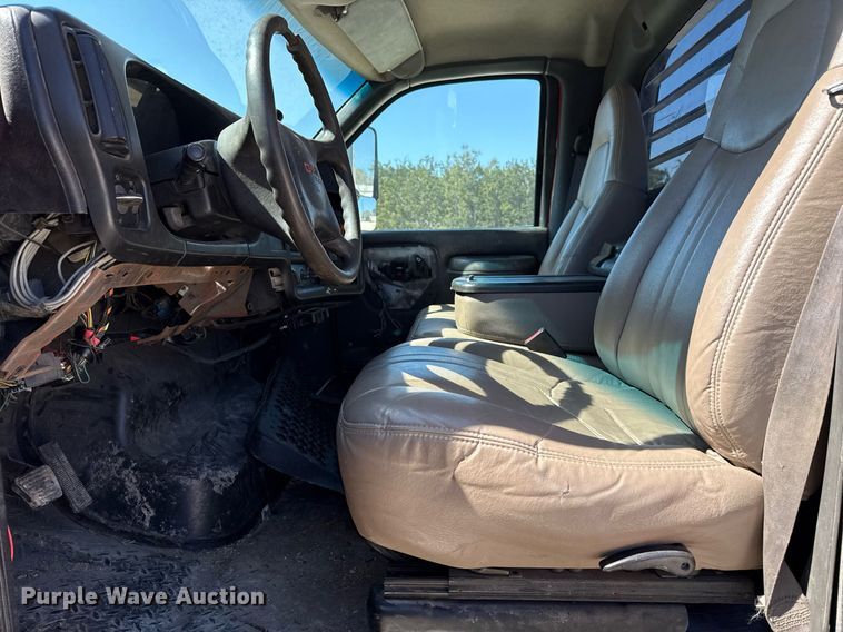 image for item ED5524 2006 GMC C5500 flatbed truck