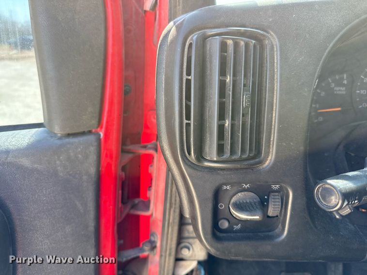 image for item ED5524 2006 GMC C5500 flatbed truck