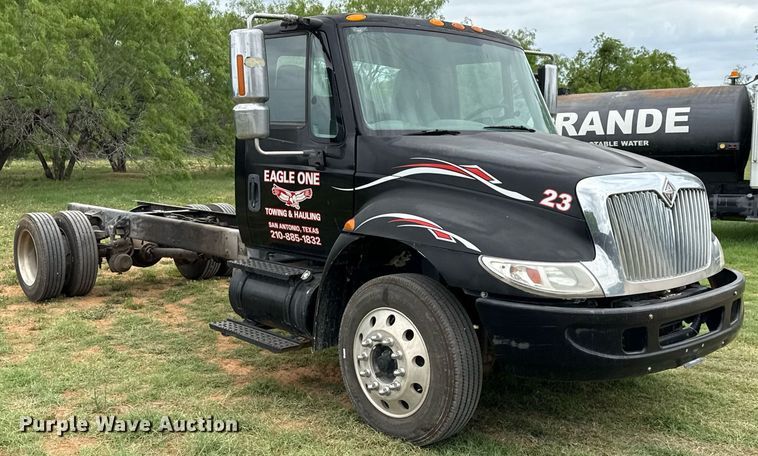 image for item ED5587 2006 International 4300 truck cab and chassis