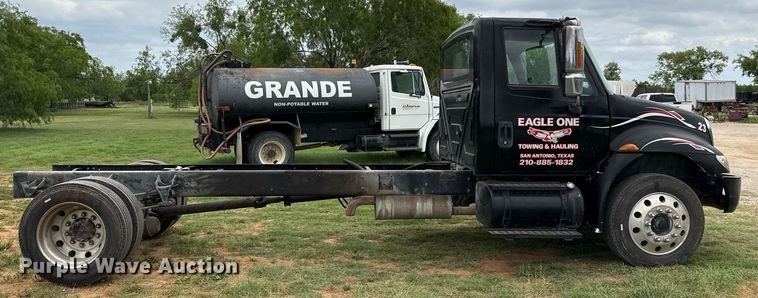 image for item ED5587 2006 International 4300 truck cab and chassis
