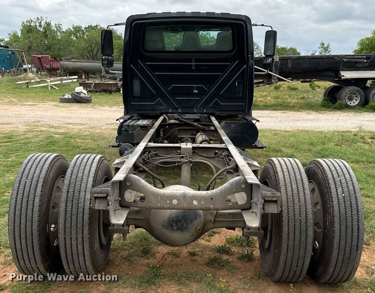 image for item ED5587 2006 International 4300 truck cab and chassis