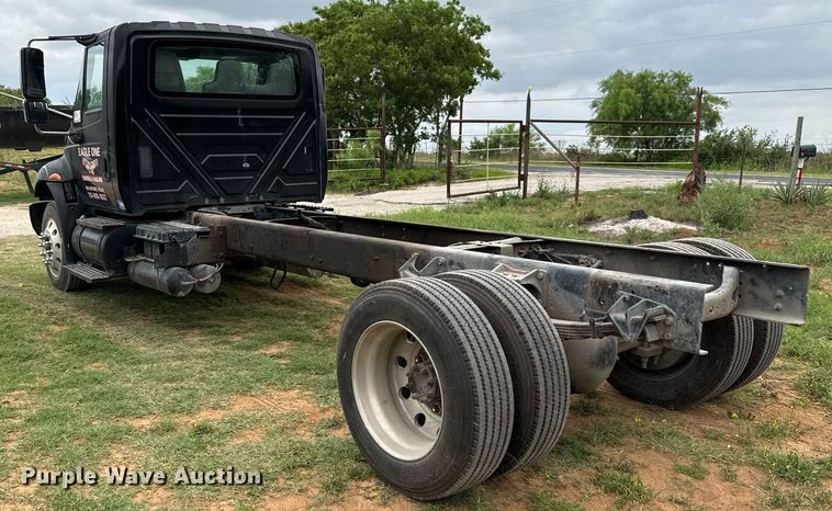 image for item ED5587 2006 International 4300 truck cab and chassis