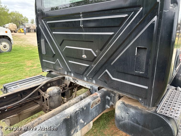 image for item ED5587 2006 International 4300 truck cab and chassis