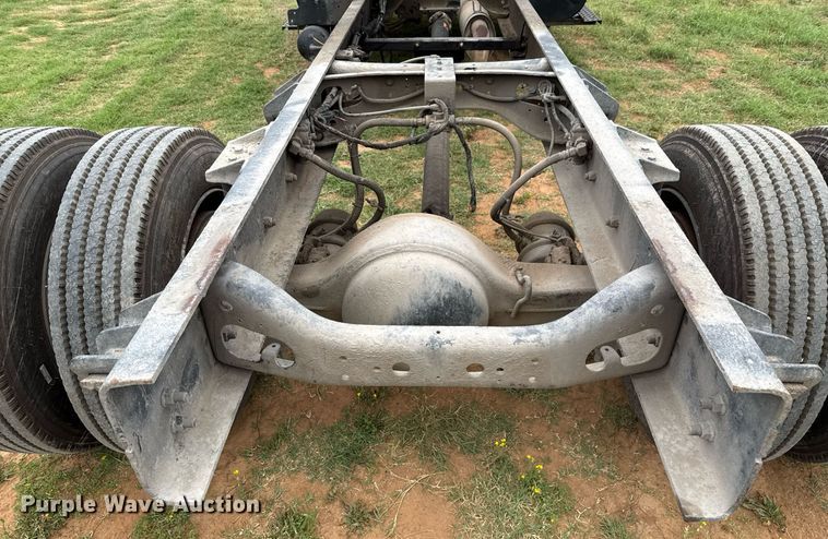 image for item ED5587 2006 International 4300 truck cab and chassis