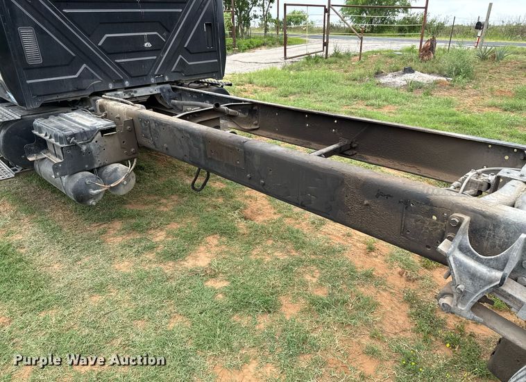 image for item ED5587 2006 International 4300 truck cab and chassis