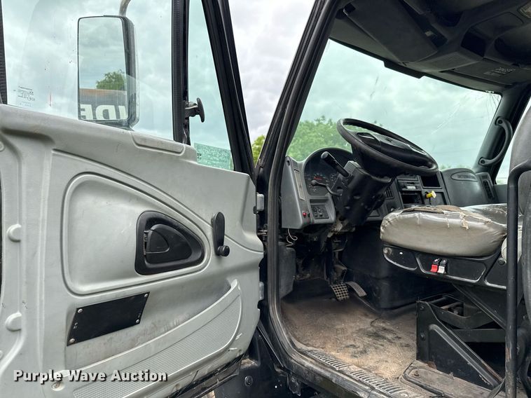 image for item ED5587 2006 International 4300 truck cab and chassis