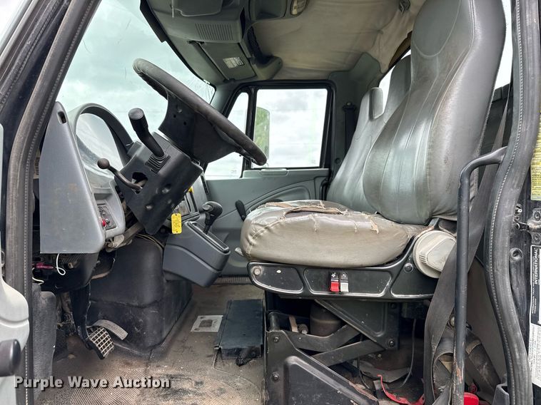 image for item ED5587 2006 International 4300 truck cab and chassis