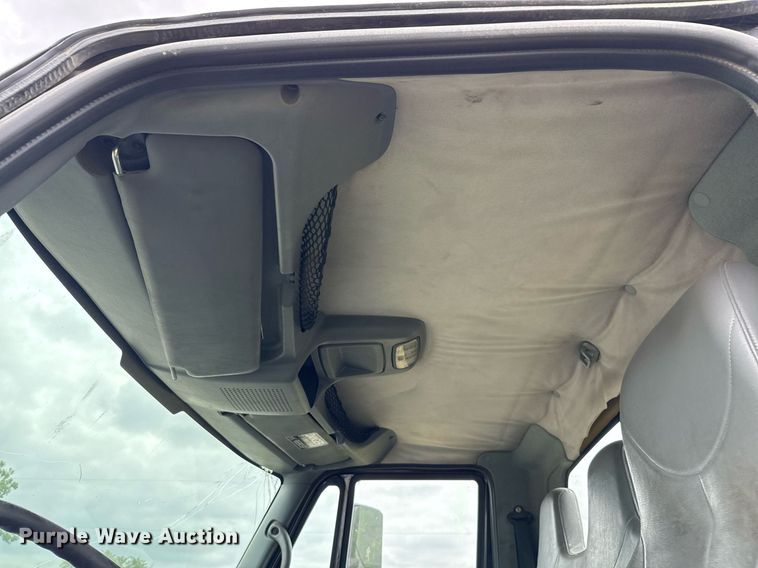 image for item ED5587 2006 International 4300 truck cab and chassis