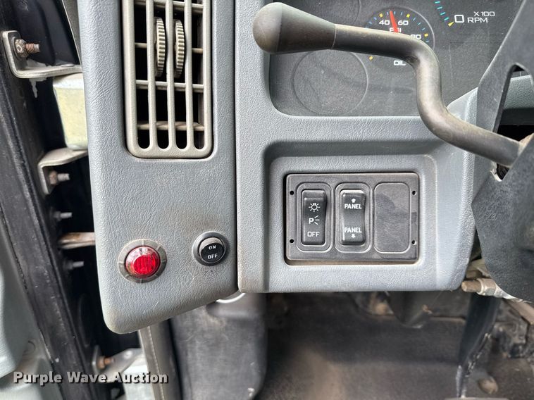 image for item ED5587 2006 International 4300 truck cab and chassis