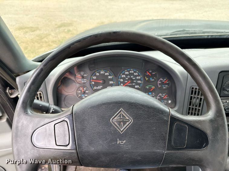 image for item ED5587 2006 International 4300 truck cab and chassis