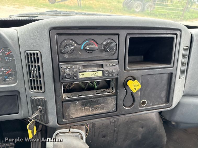 image for item ED5587 2006 International 4300 truck cab and chassis