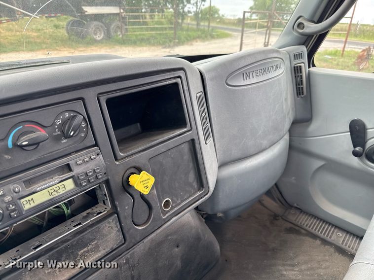 image for item ED5587 2006 International 4300 truck cab and chassis