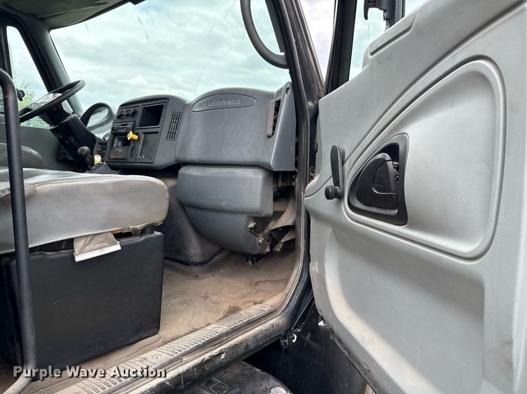 image for item ED5587 2006 International 4300 truck cab and chassis