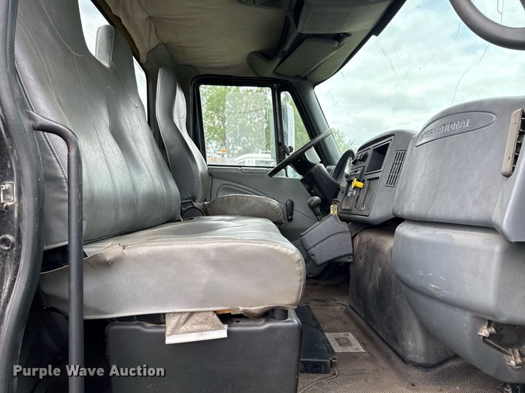 image for item ED5587 2006 International 4300 truck cab and chassis