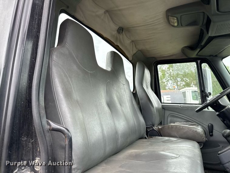 image for item ED5587 2006 International 4300 truck cab and chassis