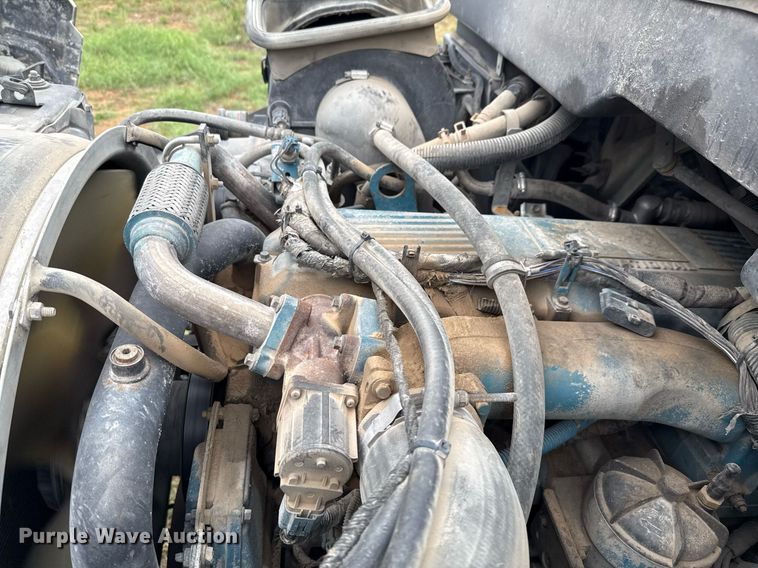 image for item ED5587 2006 International 4300 truck cab and chassis