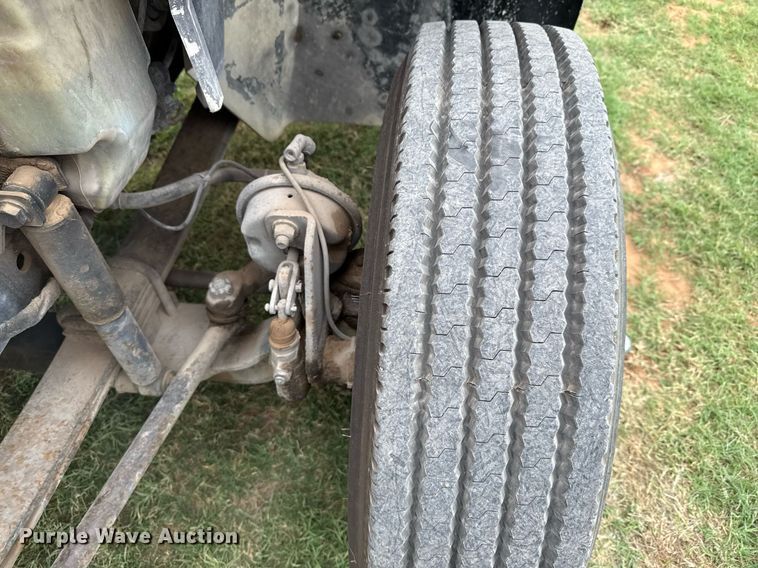 image for item ED5587 2006 International 4300 truck cab and chassis