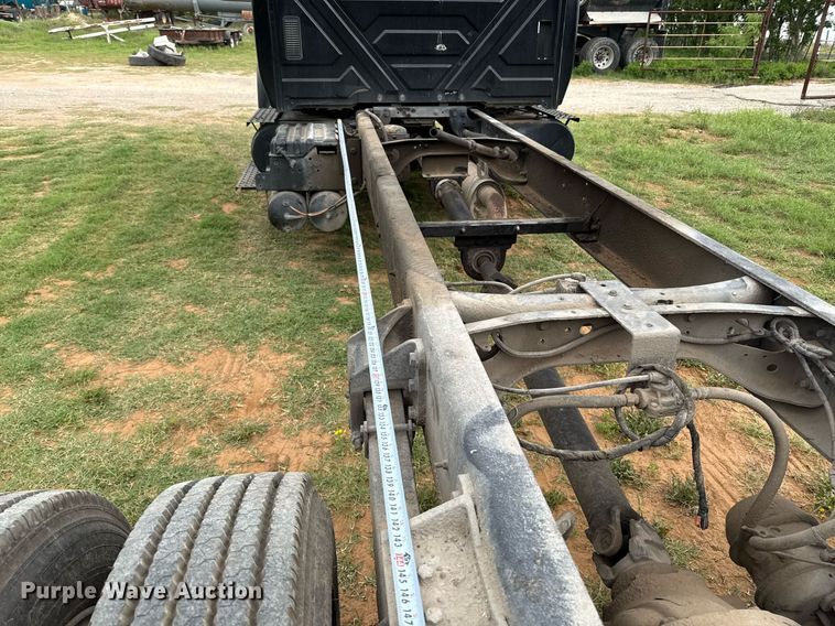 image for item ED5587 2006 International 4300 truck cab and chassis